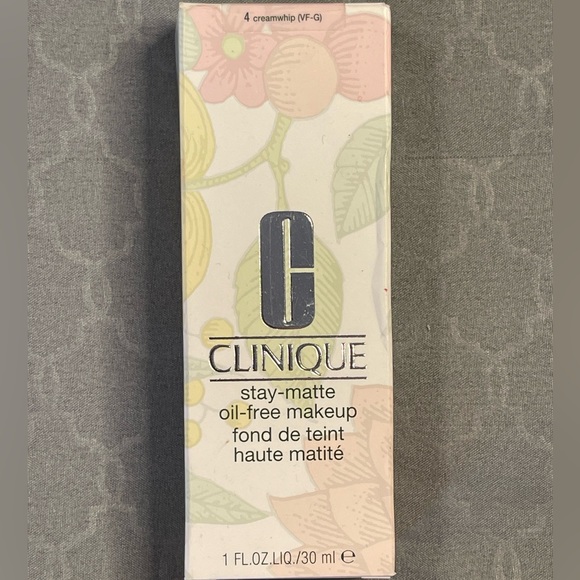 Clinique Stay-Matte Oil-free Makeup - Picture 3 of 8